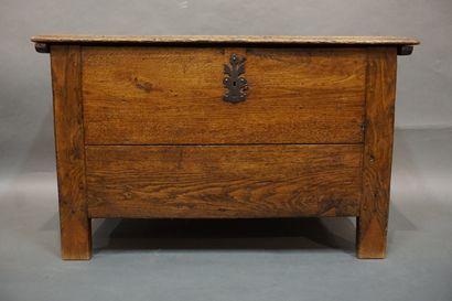 Maie en bois naturel (restaurations). 70,5x115x60...