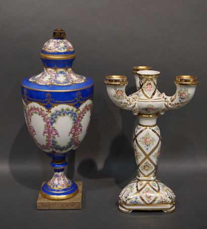 Vase en porcelaine bleu et bougeoir en porcelaine...