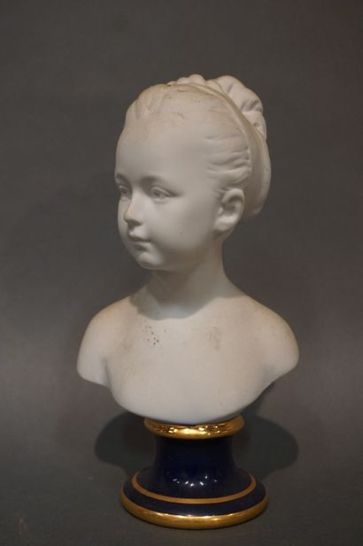 Buste de jeune fille en biscuit. Tharaud....