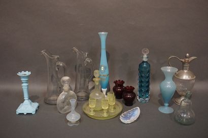 Manette de verrerie et verre opalin, carafes,...