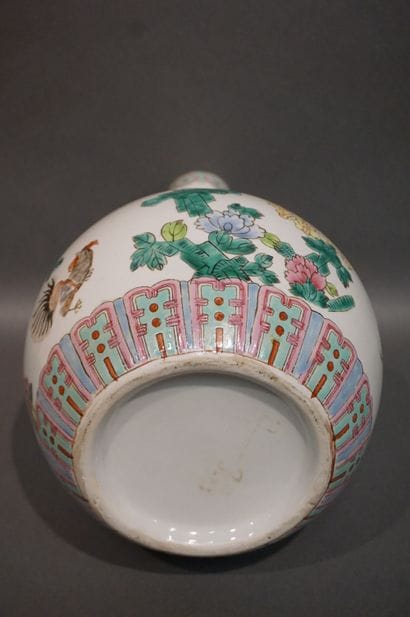 CHINE
Vase en porcelaine chinoise à décor...