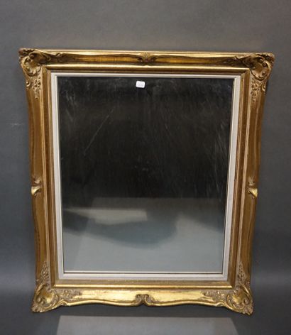Miroir rectangulaire doré. 62x53 cm