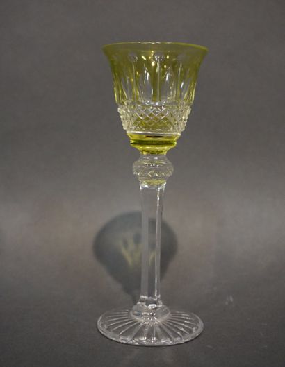 SAINT LOUIS
Douze verres à liqueur de couleur...
