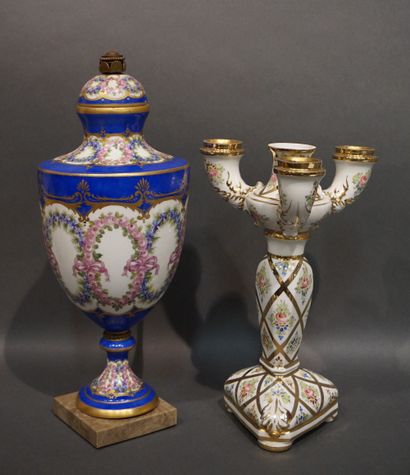 Vase en porcelaine bleu et bougeoir en porcelaine...