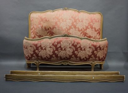 Bois de lit laqué crème de style Louis XV....