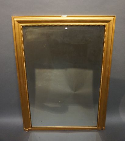 Glace rectangulaire en bois et stuc doré....