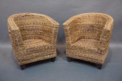 Paire de fauteuils en osier (usures). 78x73x70...