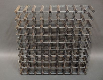 Casier à bouteilles en bois et métal. 91x91x23...