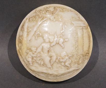 Boite couverte en ivoire ancien sculpté de...