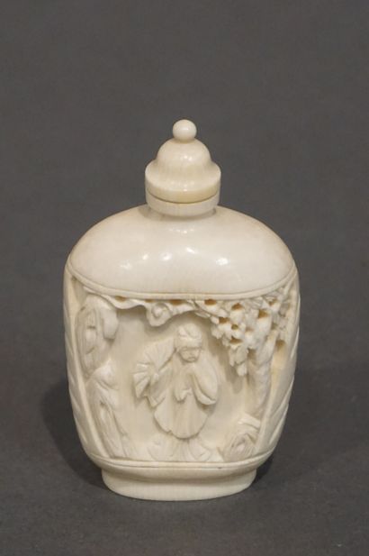 Tabatière en ivoire ancien sculpté d'une...