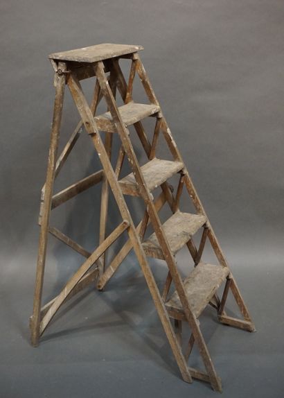 Escabeau en bois. 106x48x72 cm