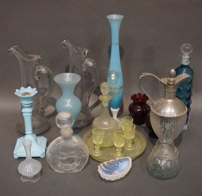 Manette de verrerie et verre opalin, carafes,...