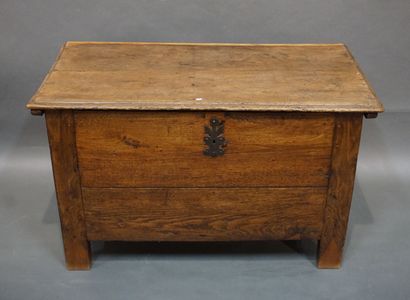 Maie en bois naturel (restaurations). 70,5x115x60...