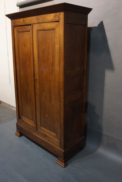Armoire à deux portes en bois naturel. 220x134x57...