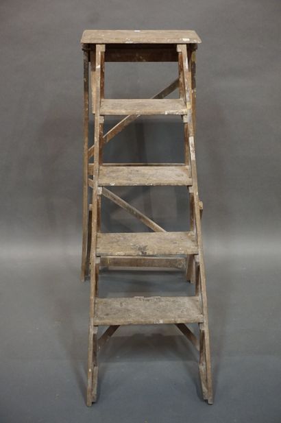 Escabeau en bois. 106x48x72 cm
