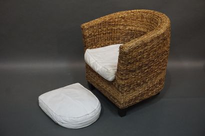 Paire de fauteuils en osier (usures). 78x73x70...