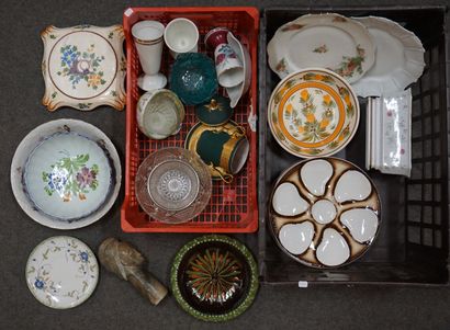 Deux manettes de faïences, porcelaines et...