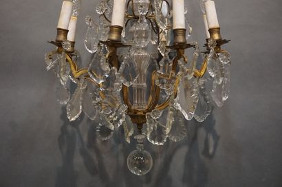 Lustre à pendeloques à huit bras de lumière....