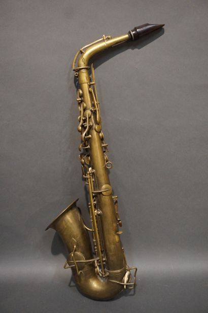 Saxophone
Poste de radio et saxophone Buffet-Crampon&Cie...