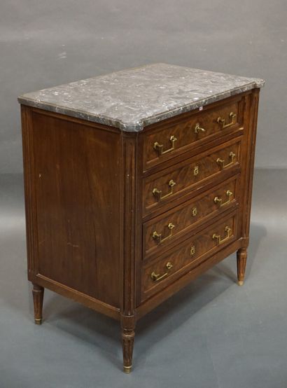 Commode en bois de placage à quatre tiroirs...