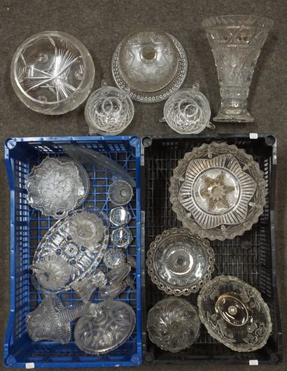 Deux manettes de cristallerie, coupes, présentoires,...