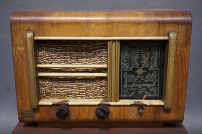 Poste radio dans son coffret (usure). 21x31x24...
