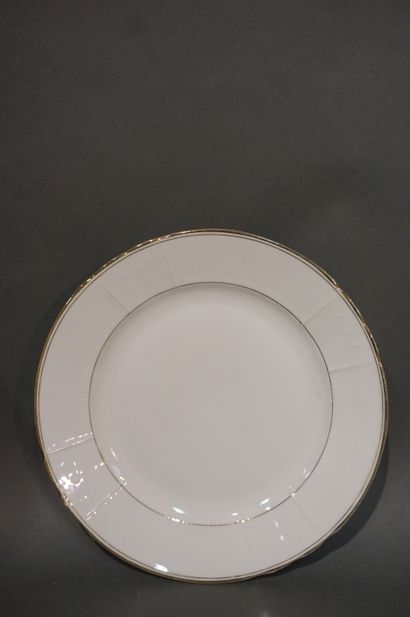 Service en porcelaine blanche à liseré doré....