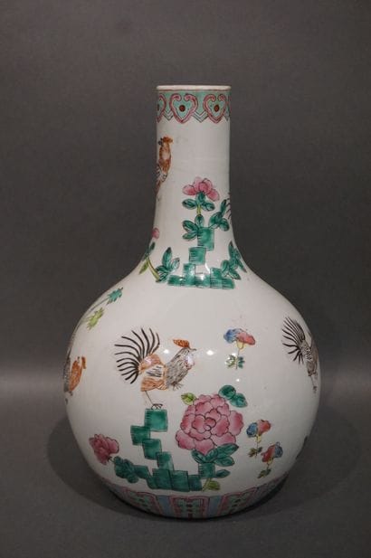 CHINE
Vase en porcelaine chinoise à décor...