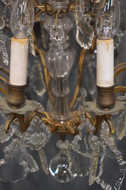 Lustre à pendeloques à huit bras de lumière....