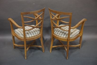 FAUTEUILS
Paire de fauteuils en bois naturel...