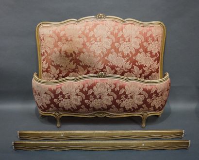 Bois de lit laqué crème de style Louis XV....
