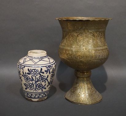 Deux vases orientaux, l'un en faïence blanche...