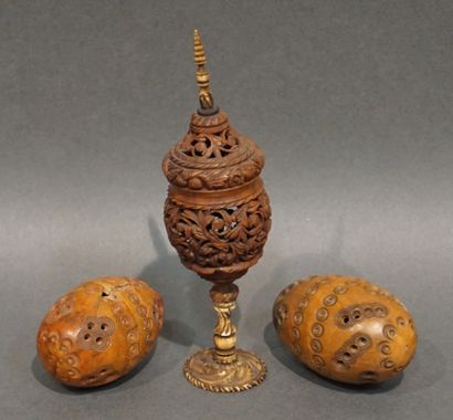 Trois œufs en buis sculpté (accidents). 14...