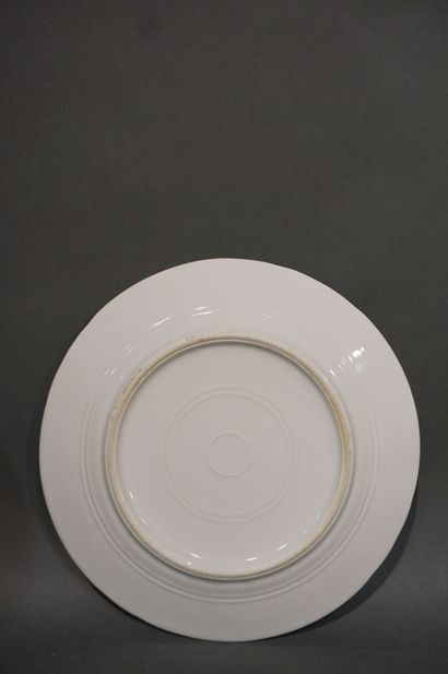 Service en porcelaine blanche à liseré doré....