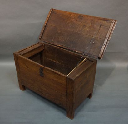 Maie en bois naturel (restaurations). 70,5x115x60...