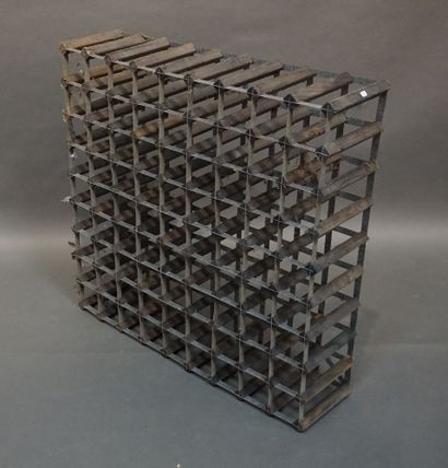 Casier à bouteilles en bois et métal. 91x91x23...