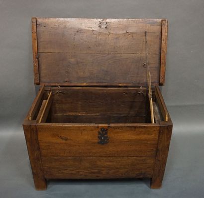 Maie en bois naturel (restaurations). 70,5x115x60...