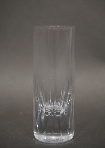 SAINT LOUIS
Huit verres à liqueur en cristal...