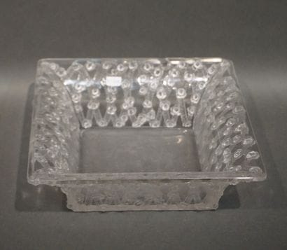 LALIQUE
Coupe carré en cristal à décor floral...