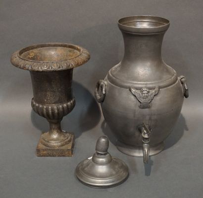 Vase Medicis en fonte et fontaine en étain....