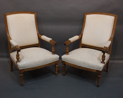 
paire de fauteuils en bois naturel à garniture...