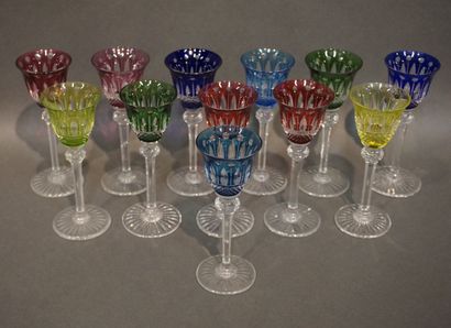 SAINT LOUIS
Douze verres à liqueur de couleur...