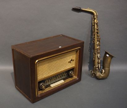 Saxophone
Poste de radio et saxophone Buffet-Crampon&Cie...