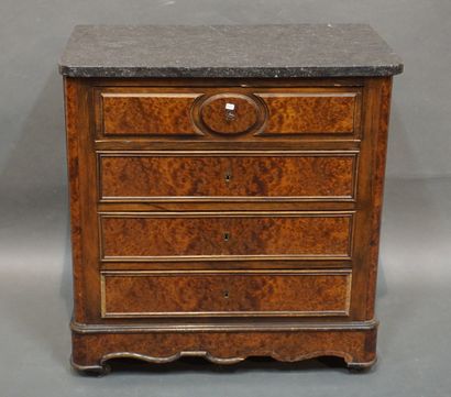 Commode XIXe en bois de placage à quatre...