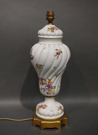 Lampe en porcelaine blanche à décor floral...