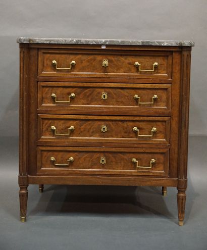 Commode en bois de placage à quatre tiroirs...