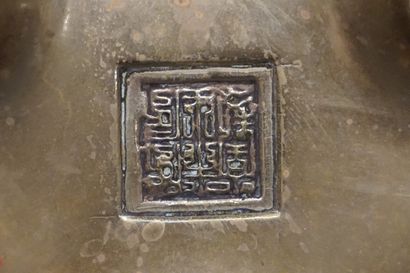 Brûle parfum asiatique en bronze, sur socle....
