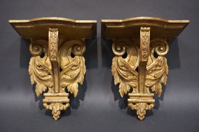 Deux consoles d'applique pouvant former paire,...