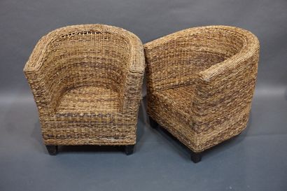 Paire de fauteuils en osier (usures). 78x73x70...