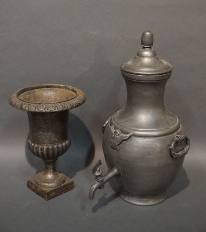 Vase Medicis en fonte et fontaine en étain....